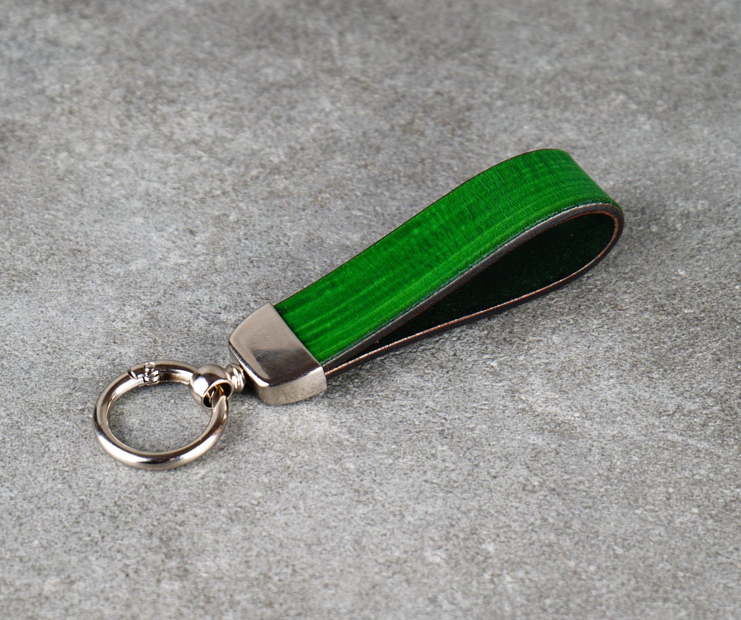 Green Leather Keychain – Handcrafted Vegetable‑Tanned Leather Accessory
