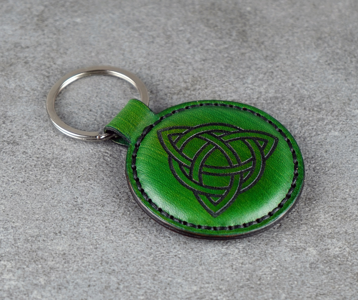 Green Leather Triquetra Keychain – Handcrafted Vegetable‑Tanned Leather Accessory