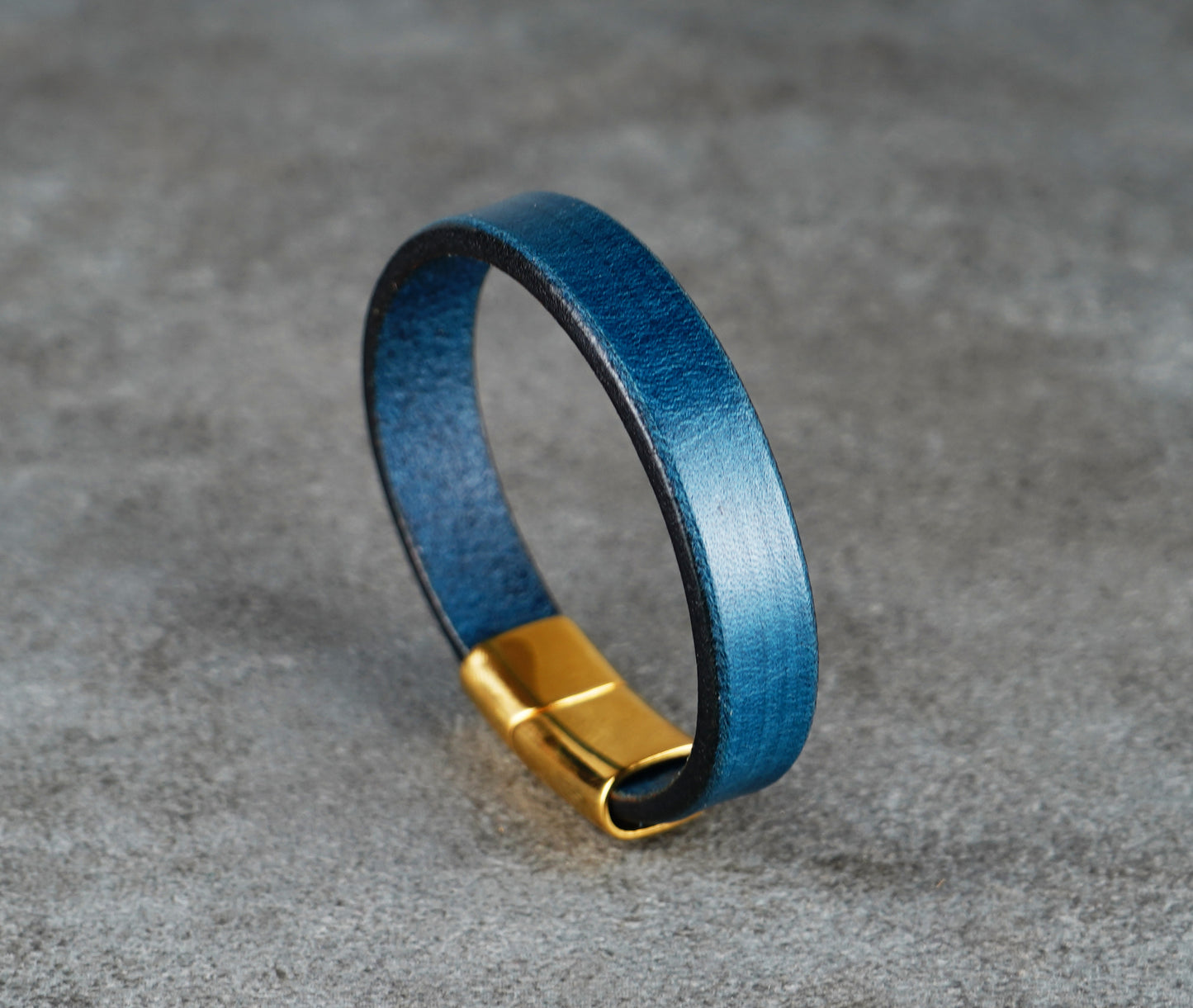 Blue Leather Bracelet – Handcrafted Vegetable‑Tanned Wrist Accessory