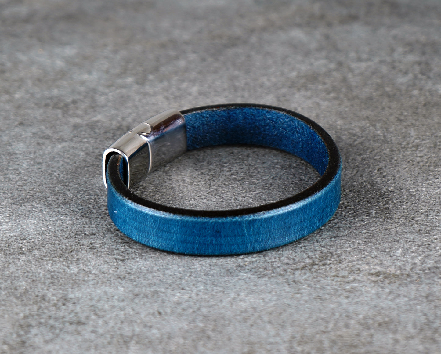 Blue Leather Bracelet – Handcrafted Vegetable‑Tanned Wrist Accessory
