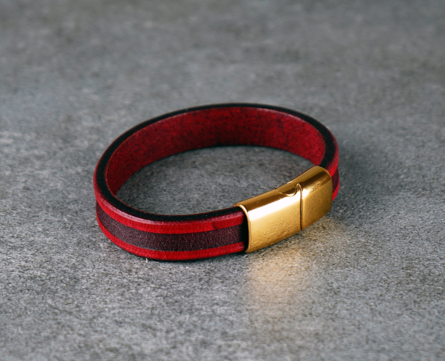Red Leather Bracelet with Metal Clasp – Handcrafted Vegetable‑Tanned Wrist Accessory