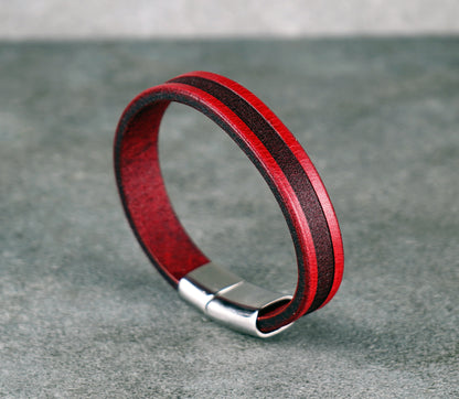 Red Leather Bracelet with Metal Clasp – Handcrafted Vegetable‑Tanned Wrist Accessory