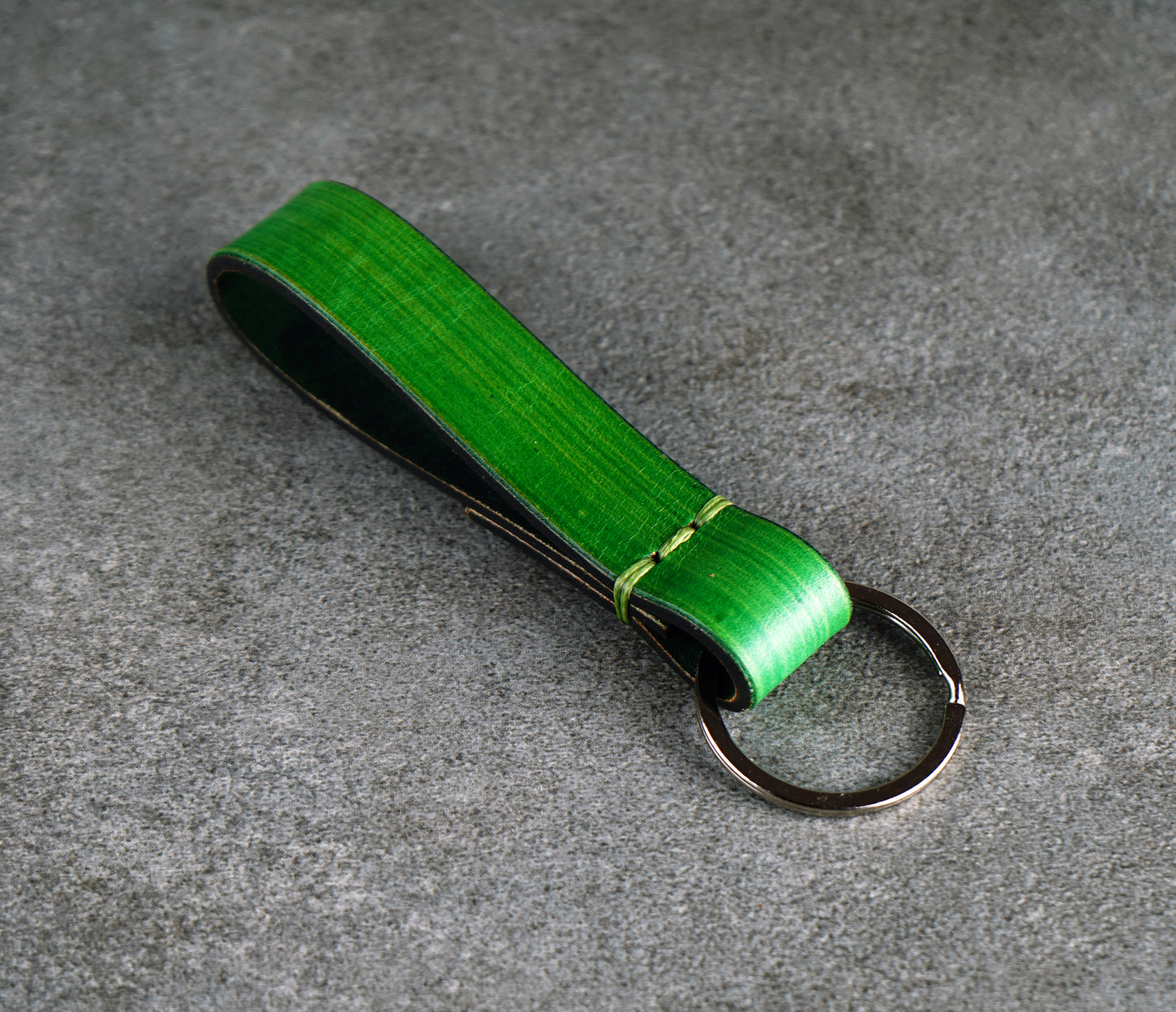 Green Leather Keychain – Handcrafted Vegetable‑Tanned Leather Accessory