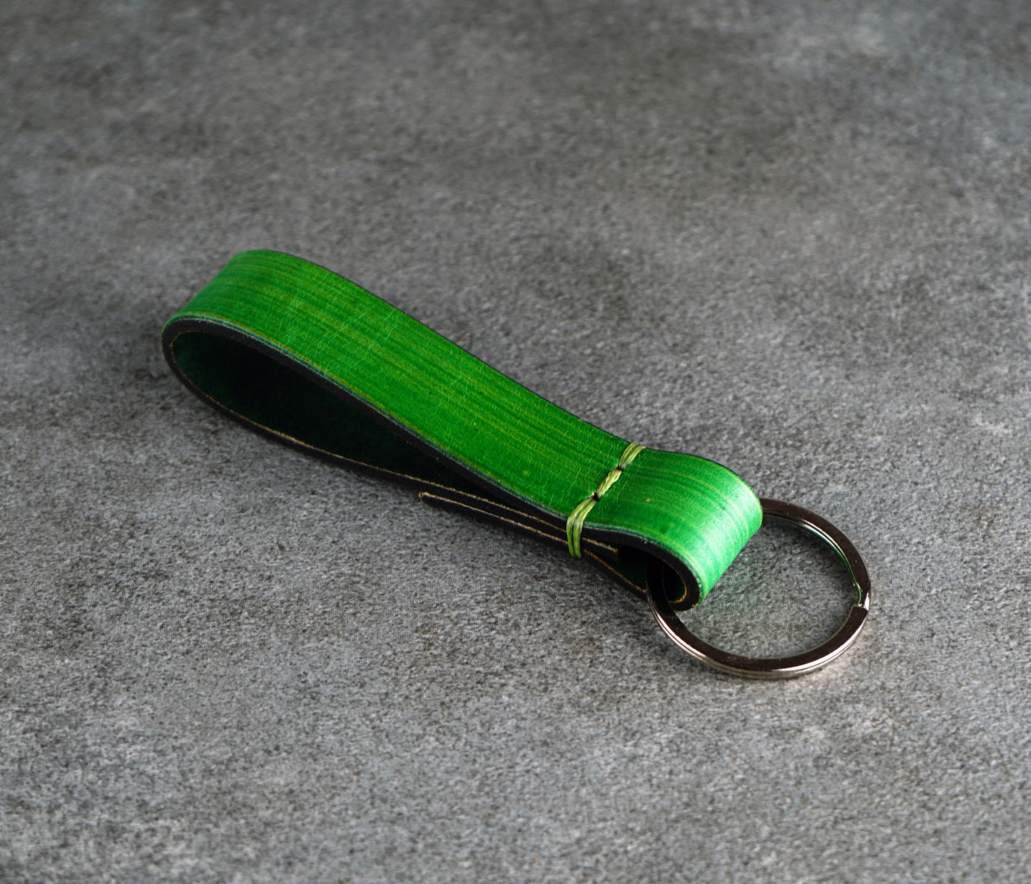 Green Leather Keychain – Handcrafted Vegetable‑Tanned Leather Accessory