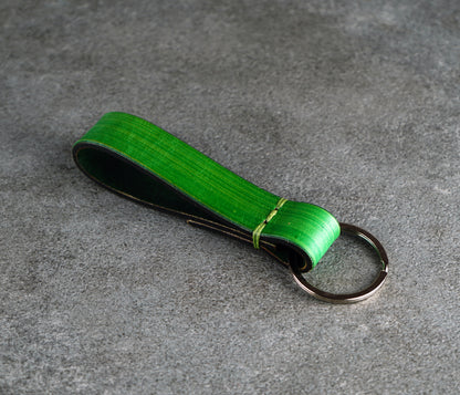 Green Leather Keychain – Handcrafted Vegetable‑Tanned Leather Accessory
