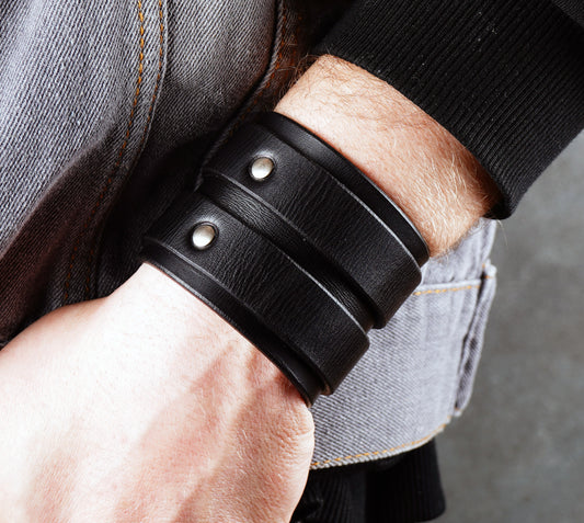 Black Leather Bracelet – Handmade Vegetable‑Tanned Wrist Accessory