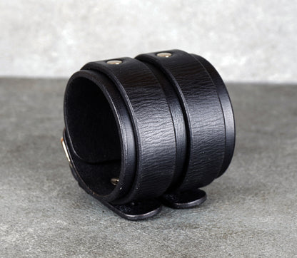 Black Leather Bracelet – Handmade Vegetable‑Tanned Wrist Accessory