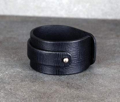 Black Leather Bracelet – Handcrafted Minimalist Veg-Tan Cuff