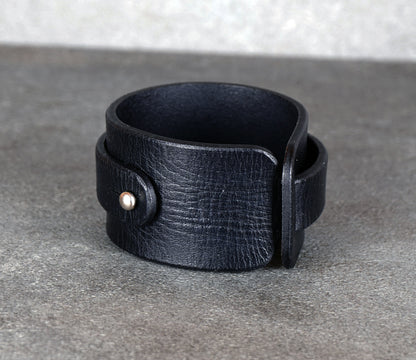 Black Leather Bracelet – Handcrafted Minimalist Veg-Tan Cuff