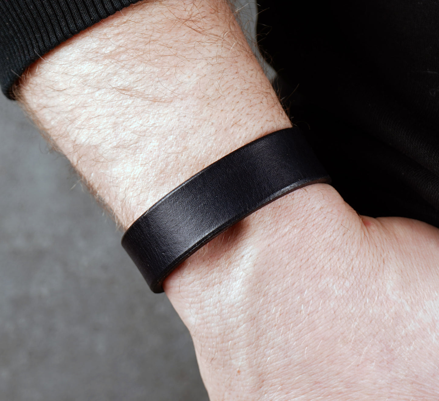Classic Black Leather Bracelet – Handcrafted Vegetable‑Tanned Wrist Accessory