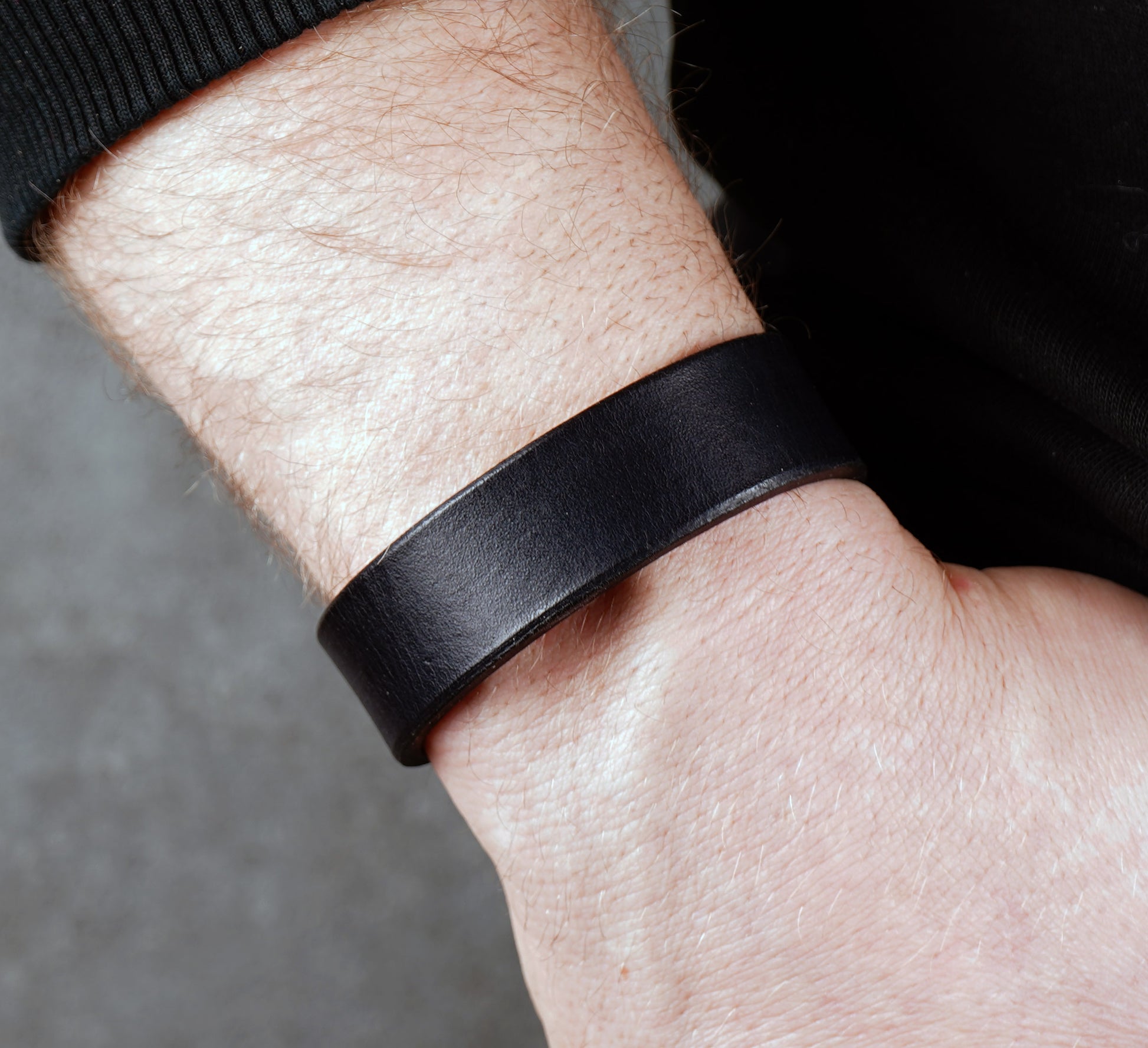 Classic Black Leather Bracelet – Handcrafted Vegetable‑Tanned Wrist Accessory