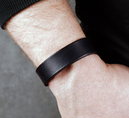 Classic Black Leather Bracelet – Handcrafted Vegetable‑Tanned Wrist Accessory