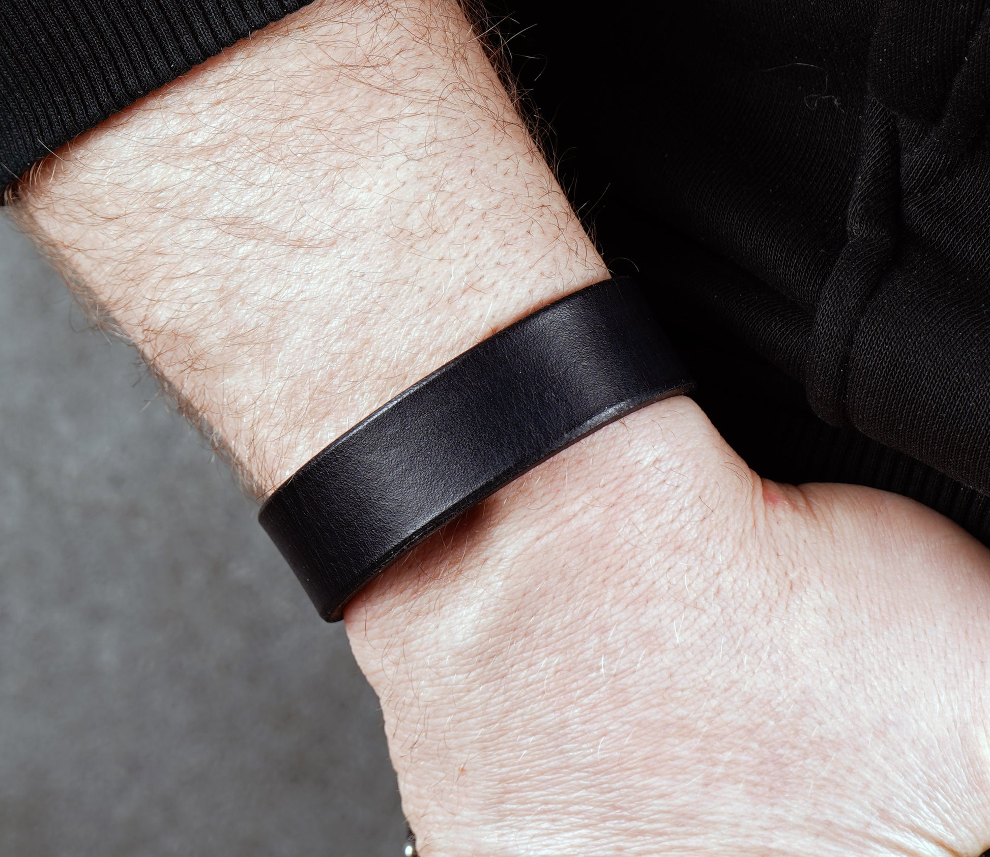Classic Black Leather Bracelet – Handcrafted Vegetable‑Tanned Wrist Accessory