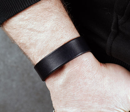Classic Black Leather Bracelet – Handcrafted Vegetable‑Tanned Wrist Accessory