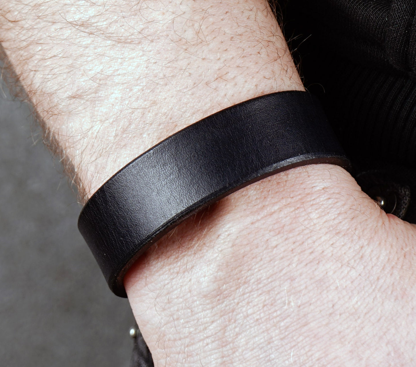 Classic Black Leather Bracelet – Handcrafted Vegetable‑Tanned Wrist Accessory