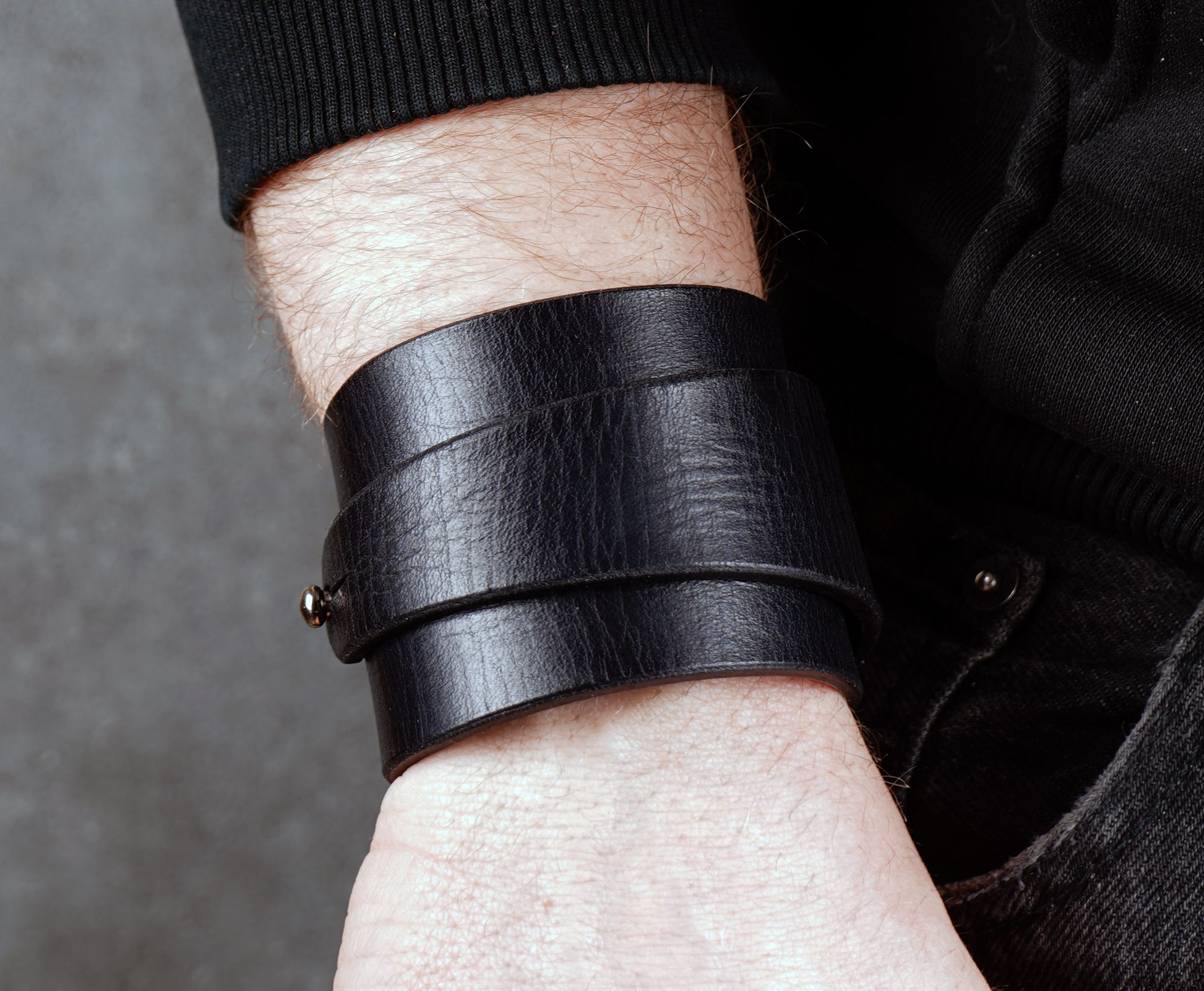 5 centimeters wide black leather cuff bracelet