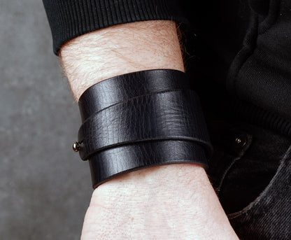 5 centimeters wide black leather cuff bracelet
