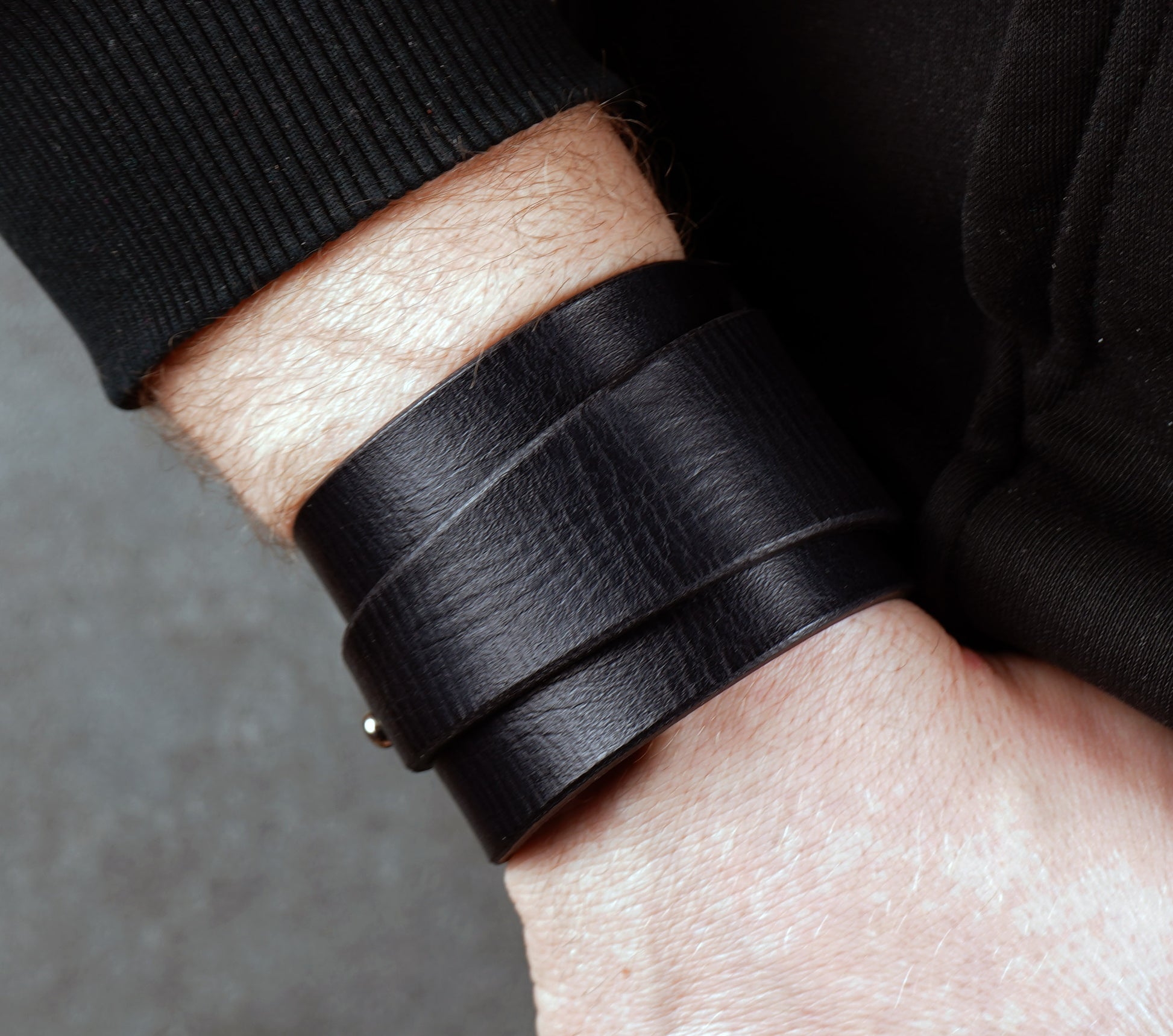 5 centimeters wide black leather cuff bracelet