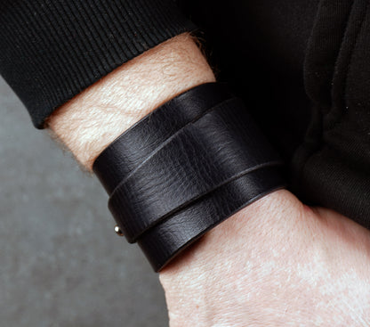 5 centimeters wide black leather cuff bracelet