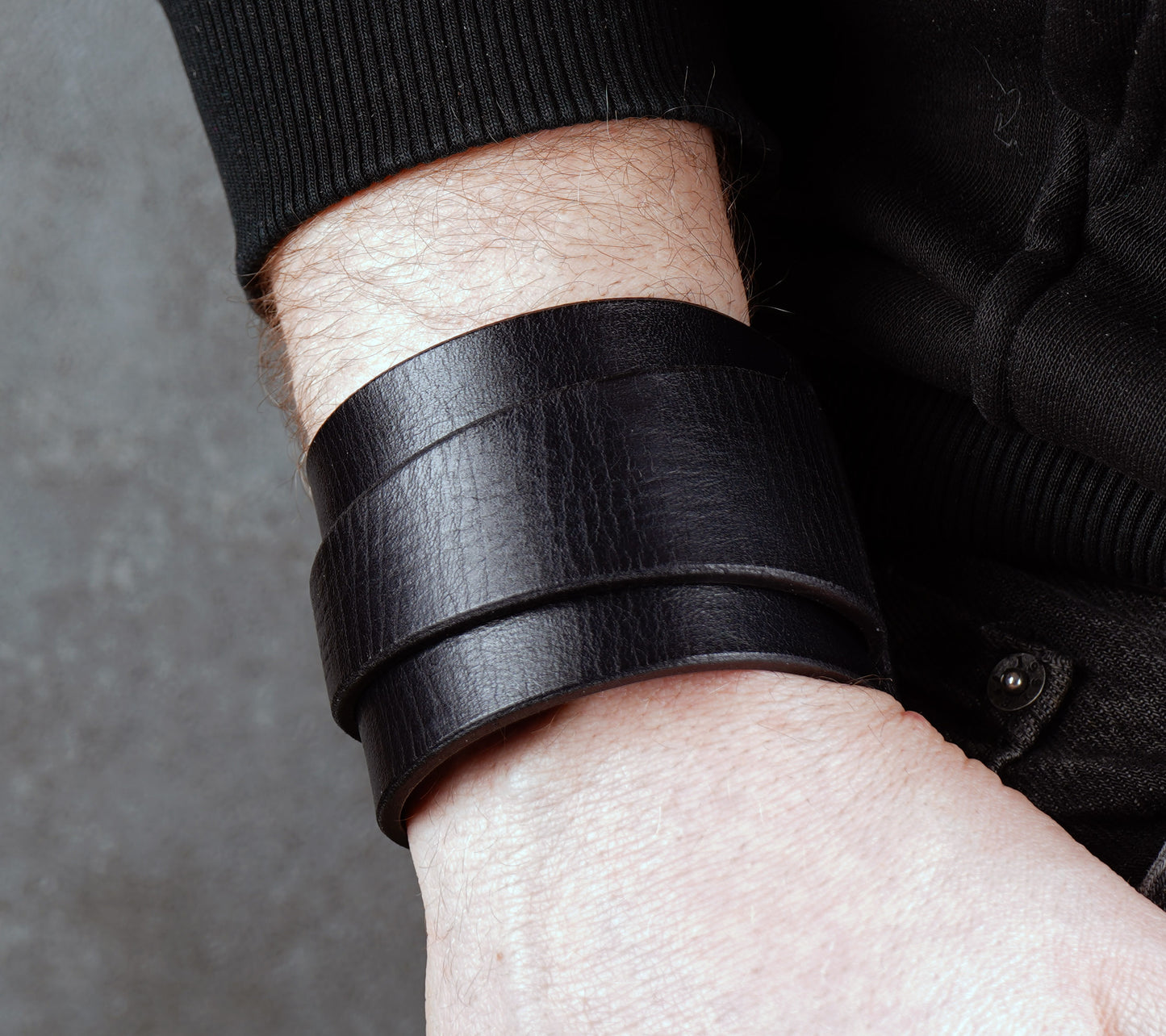 5 centimeters wide black leather cuff bracelet