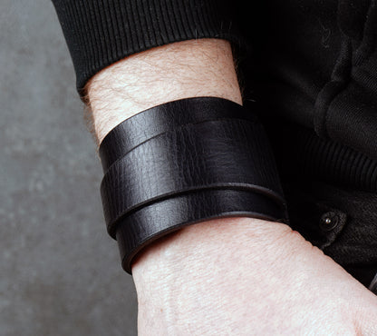5 centimeters wide black leather cuff bracelet
