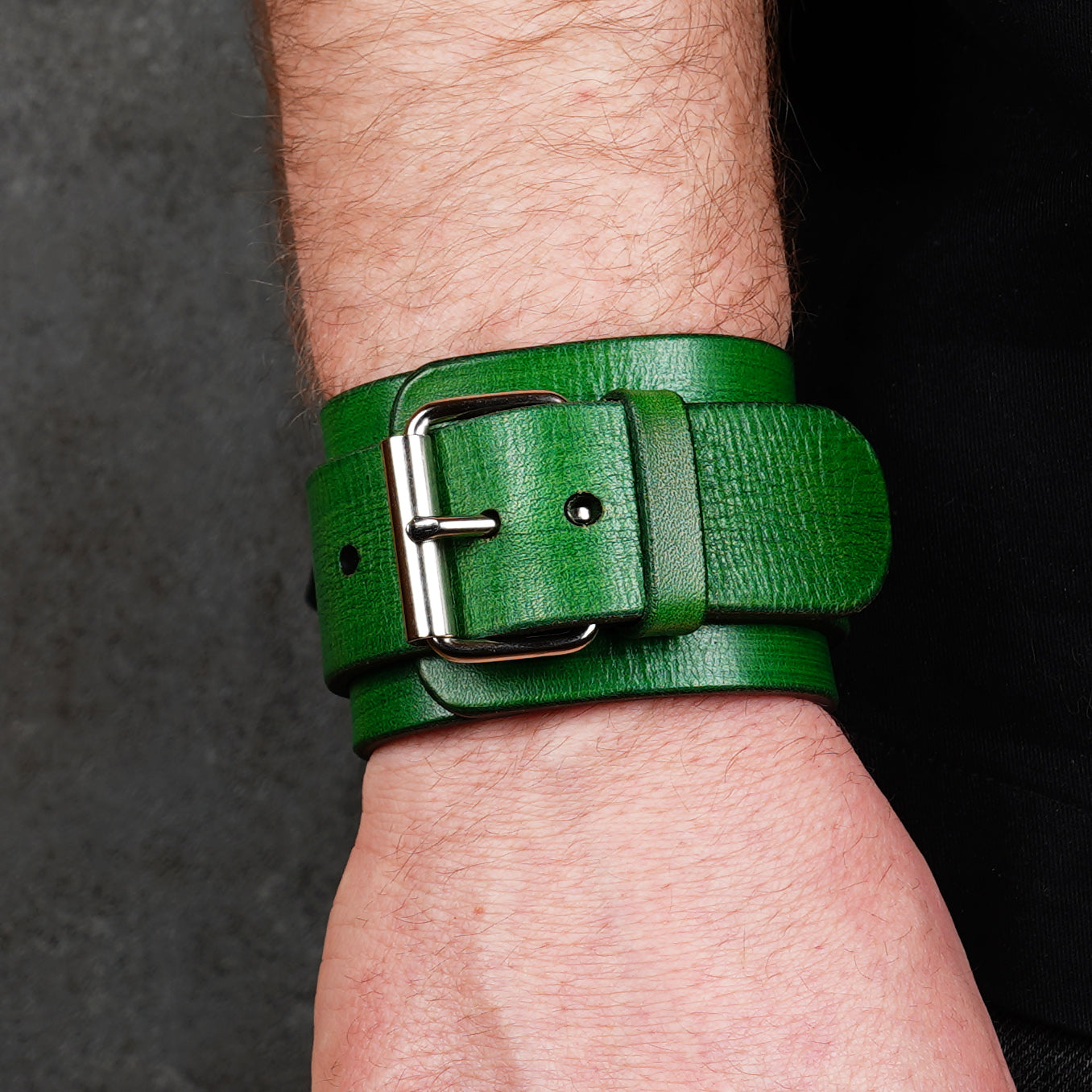 Green leather wrist cuff bracelet with silver buckle, handmade adjustable leather wristband for men, minimalist genuine leather accessory in emerald green